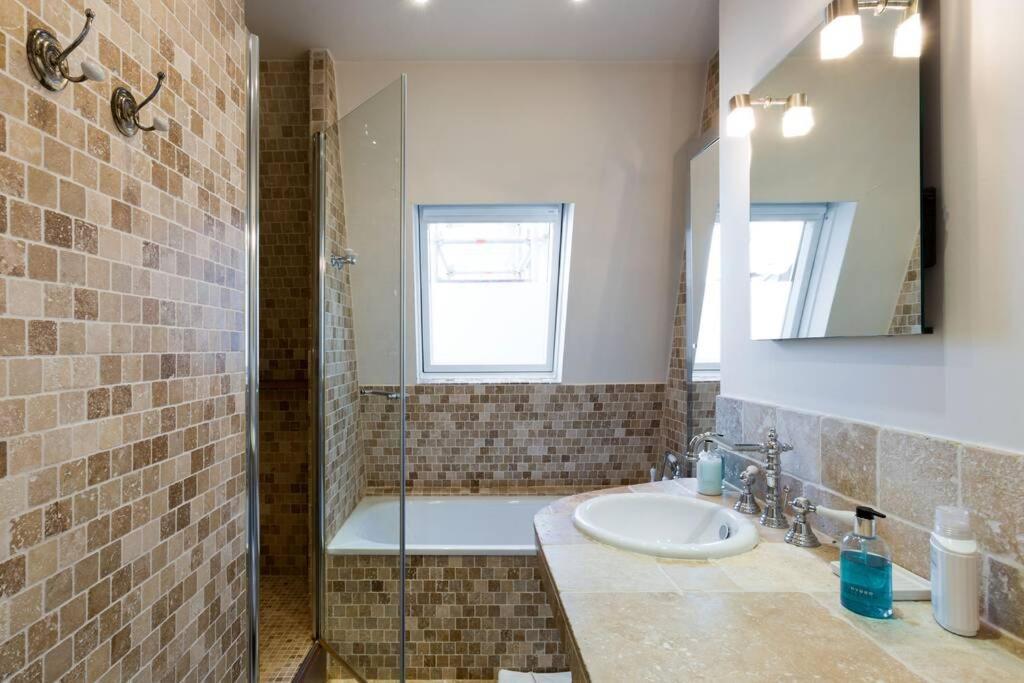 Apartment 27 Avenue De La Bourdonnais 75007 Chablis *