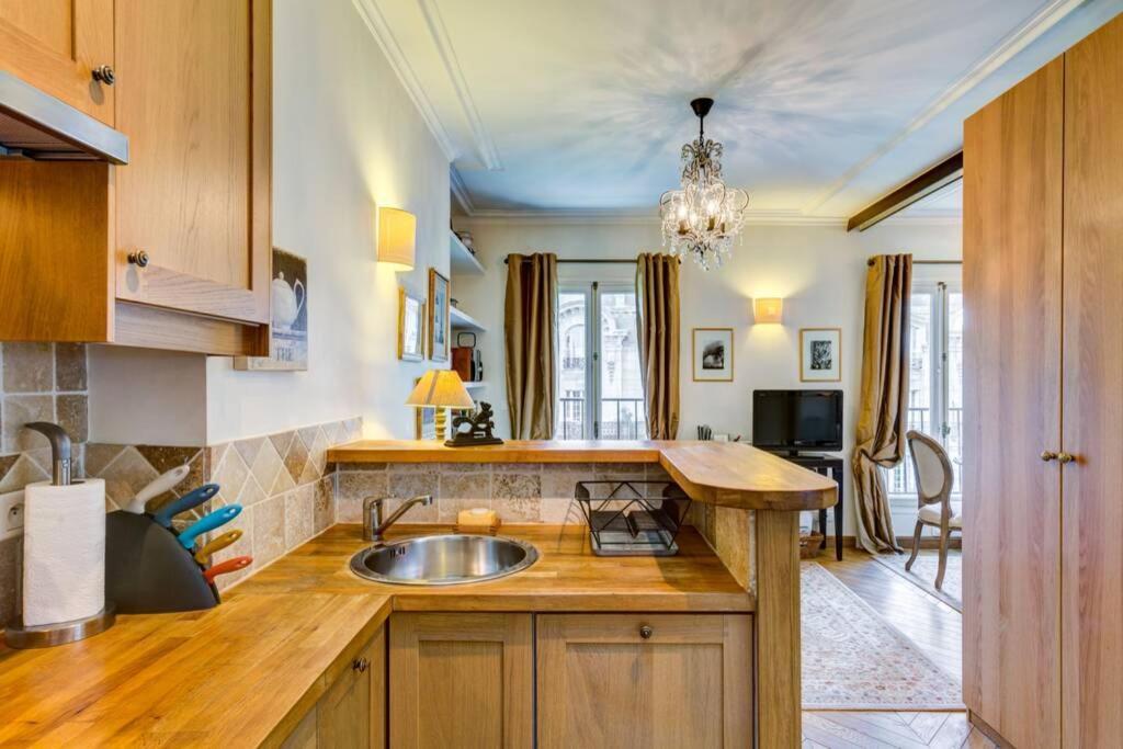 27 Avenue De La Bourdonnais 75007 Chablis * Paris