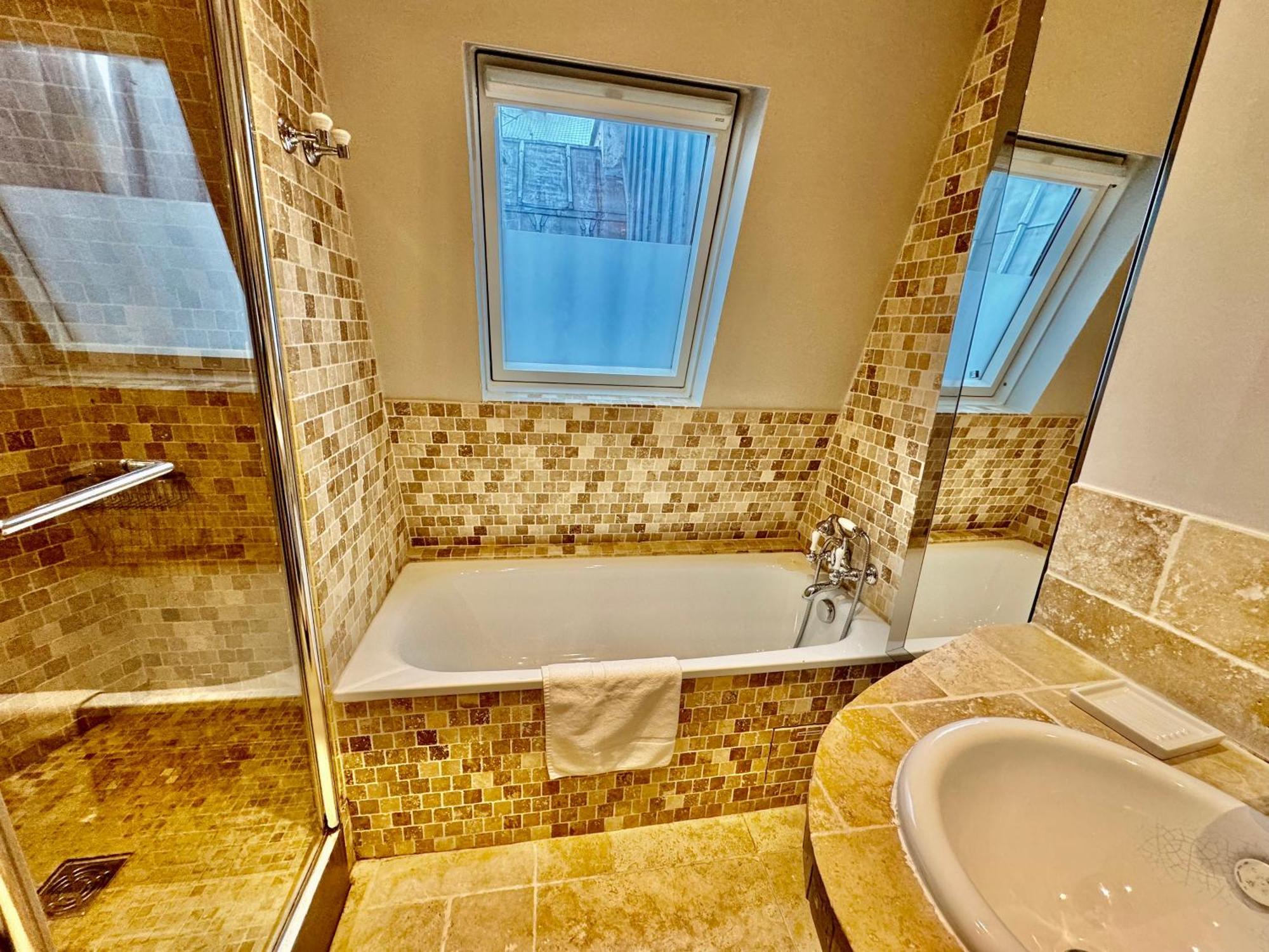 27 Avenue De La Bourdonnais 75007 Chablis *